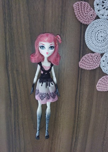 Monster High Pembe Saçlı Karanlık Sweet 1600 Cupid Teklif