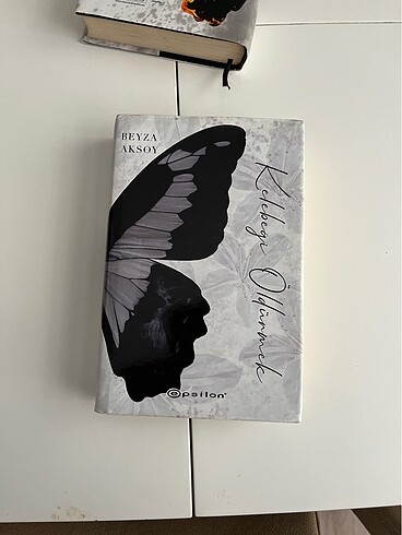 Beden Renk Kelebeği oldurmek set ( onun seytanları ve 1 ve 2. Kitap)