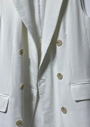 Düğmeli Beyaz Kolsuz Kadın Blazer - Görsel 2