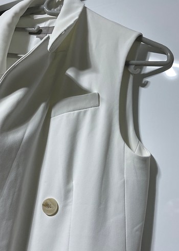 Düğmeli Beyaz Kolsuz Kadın Blazer - Görsel 3