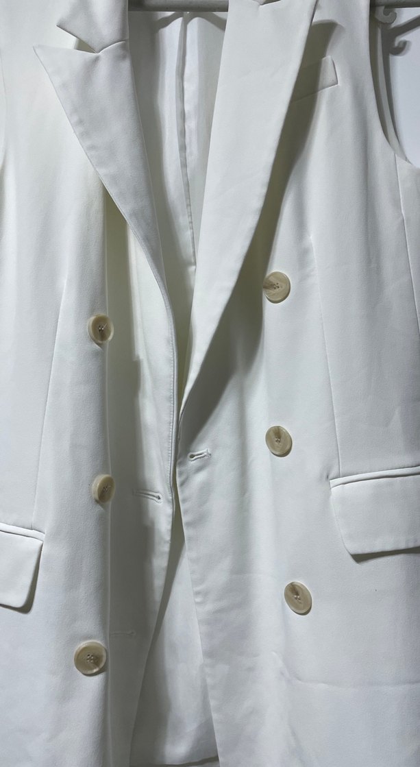 Düğmeli Beyaz Kolsuz Kadın Blazer - Görsel 2