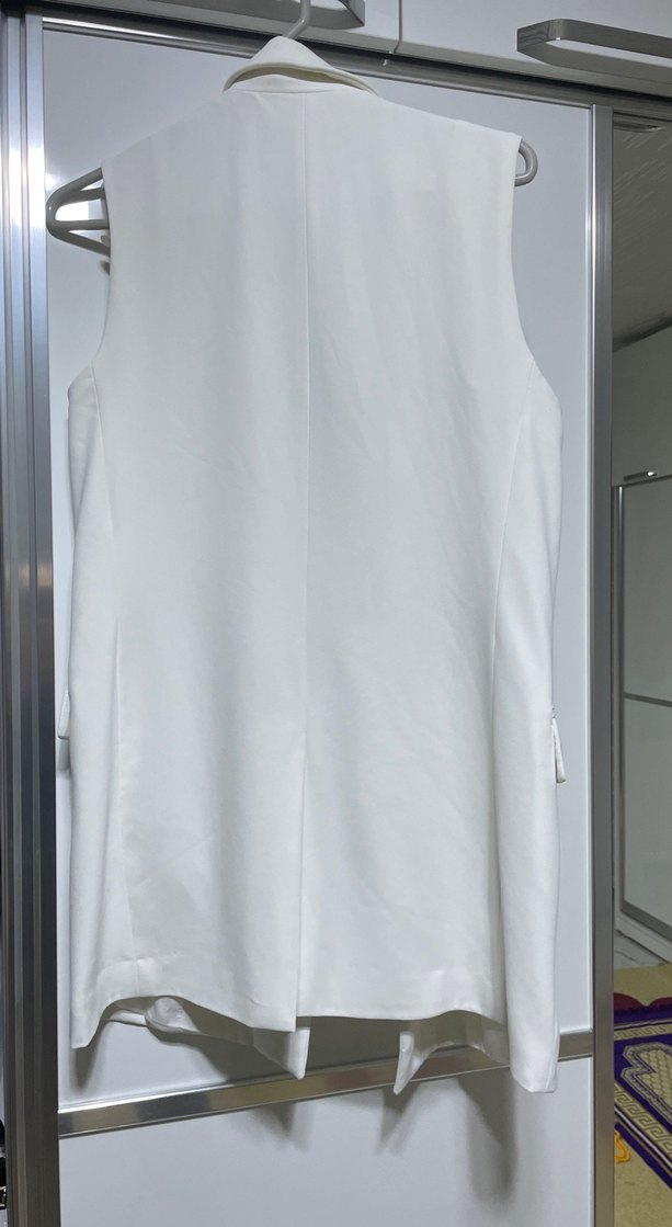 Düğmeli Beyaz Kolsuz Kadın Blazer - Görsel 4