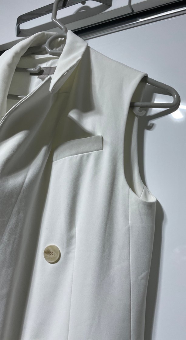 Düğmeli Beyaz Kolsuz Kadın Blazer - Görsel 3