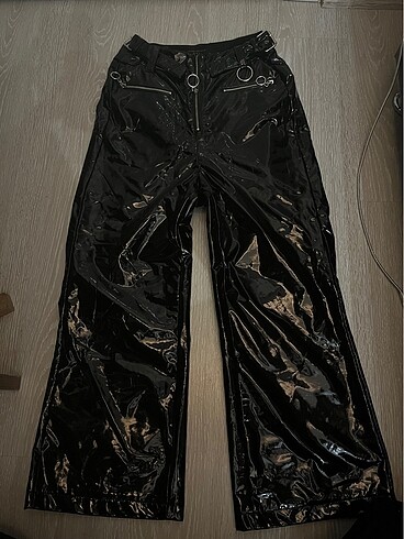 deri parlak pantalon