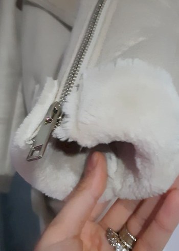 Beyaz Kürklü Kısa Kadın Kaban - Görsel 3
