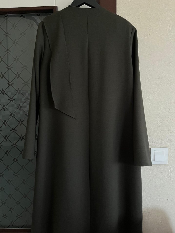 Drapeli Siyah Kadın Uzun Kaban - Görsel 3