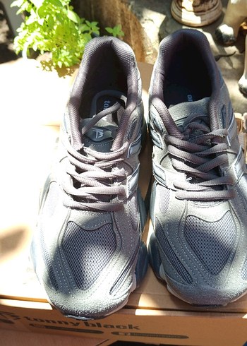 38 Beden New Balance model tonny black markaGri Kadın Spor Ayakkabı
