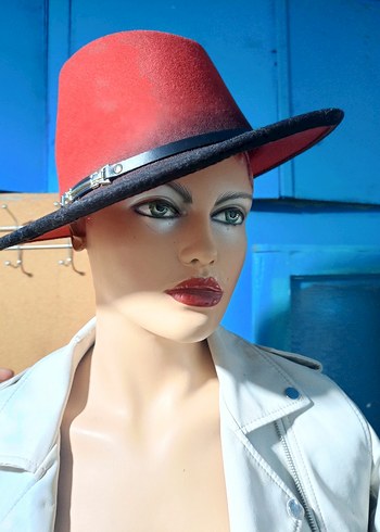 Koyu Kırmızı Siyah Tokalı Kadın Şapka - Görsel 4