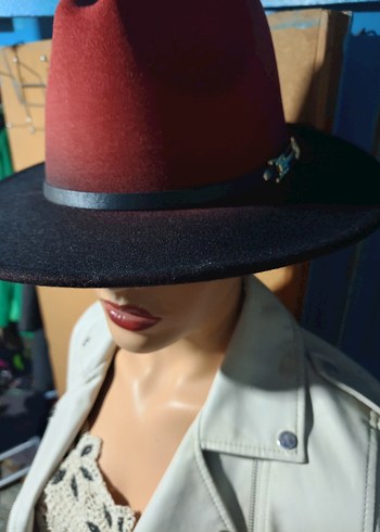 Koyu Kırmızı Siyah Tokalı Kadın Şapka - Görsel 5