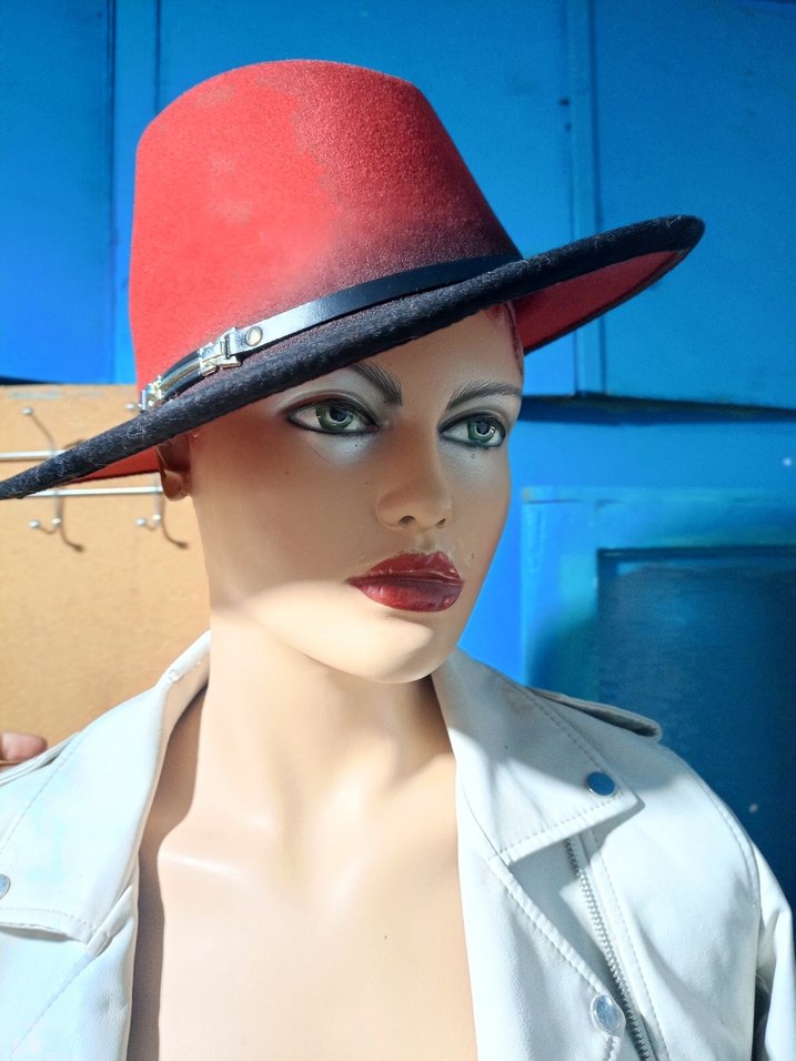 Koyu Kırmızı Siyah Tokalı Kadın Şapka - Görsel 4