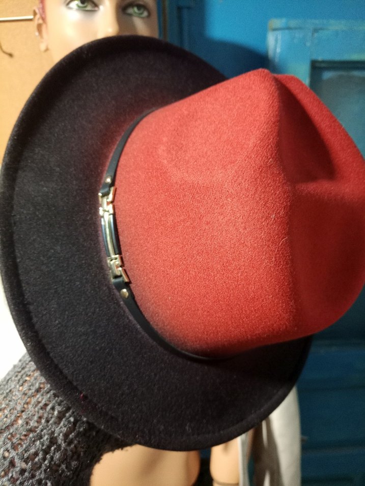 Koyu Kırmızı Siyah Tokalı Kadın Şapka - Görsel 2