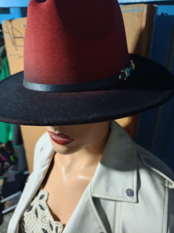 Koyu Kırmızı Siyah Tokalı Kadın Şapka - Görsel 5