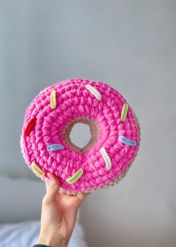 Pembe Renkli Nakışlı Örgü Donut Yastık