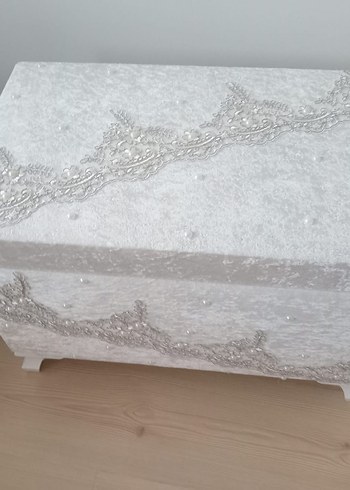 Dantel Detaylı Beyaz sandık