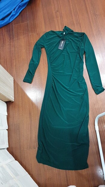 s Beden SIFIR,göğüs ve bel kısmı drape detaylı midi elbise