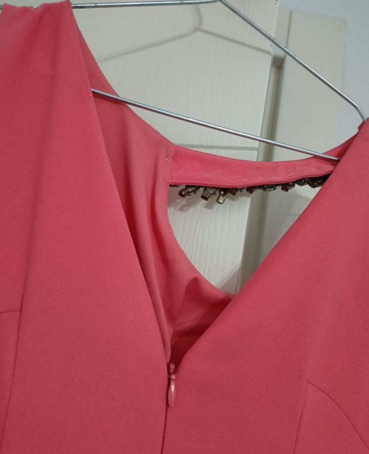 Pembe Zincir Detaylı V Yaka Uzun Elbise - Görsel 3