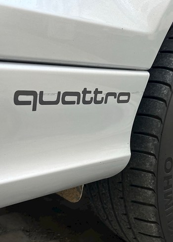 Audi quattro yazı etiket.