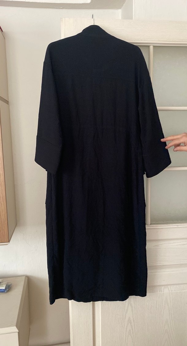 Siyah Uzun Düğmeli Kadın Kaban - Görsel 3