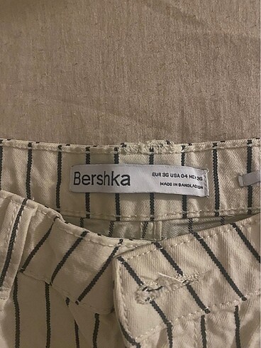 36 Beden BERSHKA şort