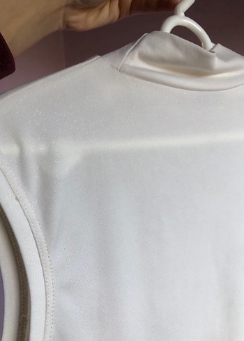 Beyaz Yüksek Yakalı Kolsuz  Bluz simli - Görsel 2