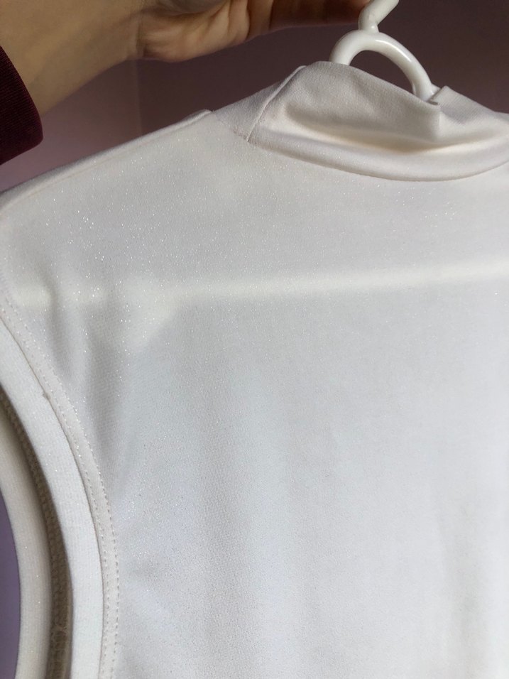 Beyaz Yüksek Yakalı Kolsuz  Bluz simli - Görsel 2