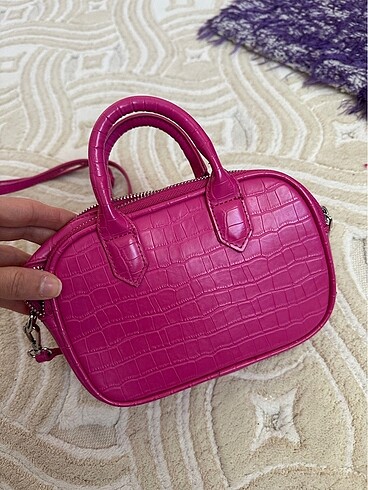 Pembe çanta