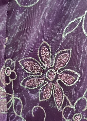 Mor renkte üzerinde gumus renkte sim detayları bulunan abiye - Görsel 7