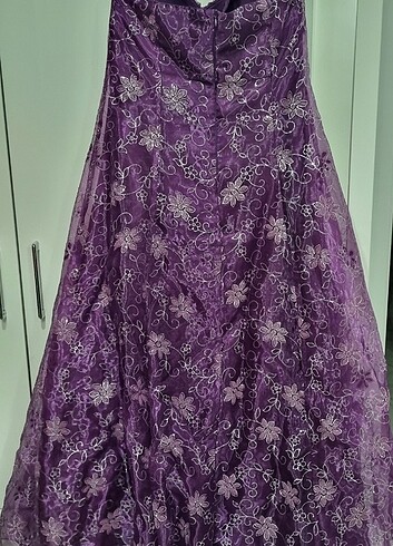 Mor renkte üzerinde gumus renkte sim detayları bulunan abiye - Görsel 8