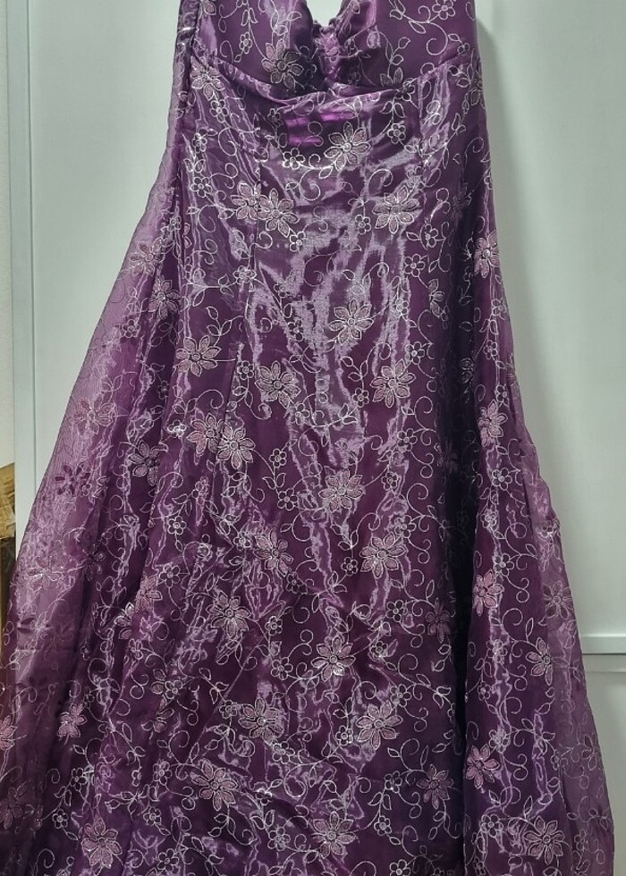 Mor renkte üzerinde gumus renkte sim detayları bulunan abiye - Görsel 2