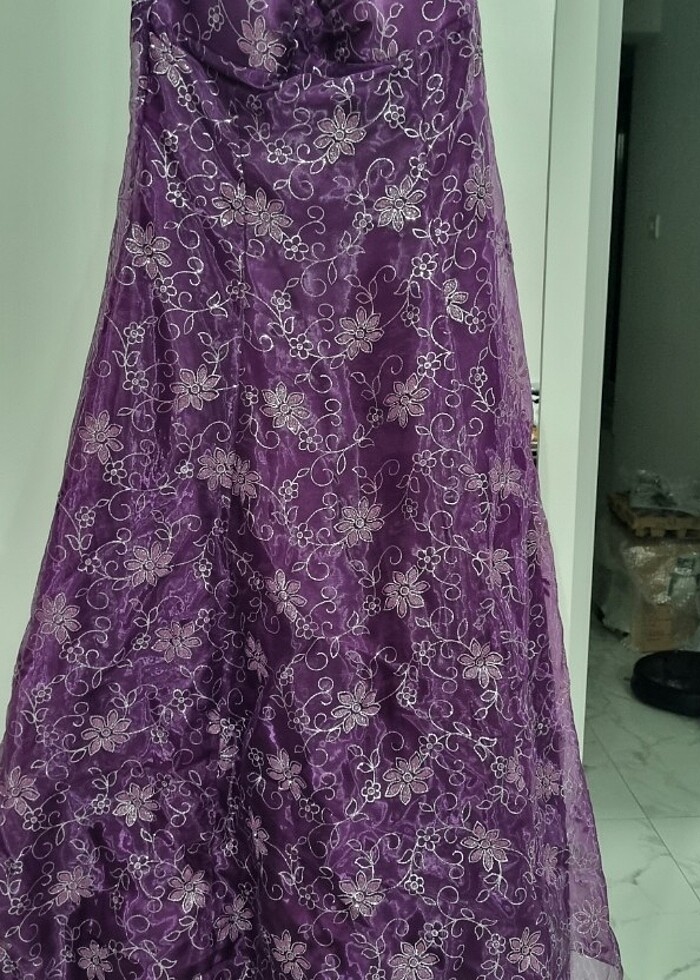 Mor renkte üzerinde gumus renkte sim detayları bulunan abiye - Görsel 3