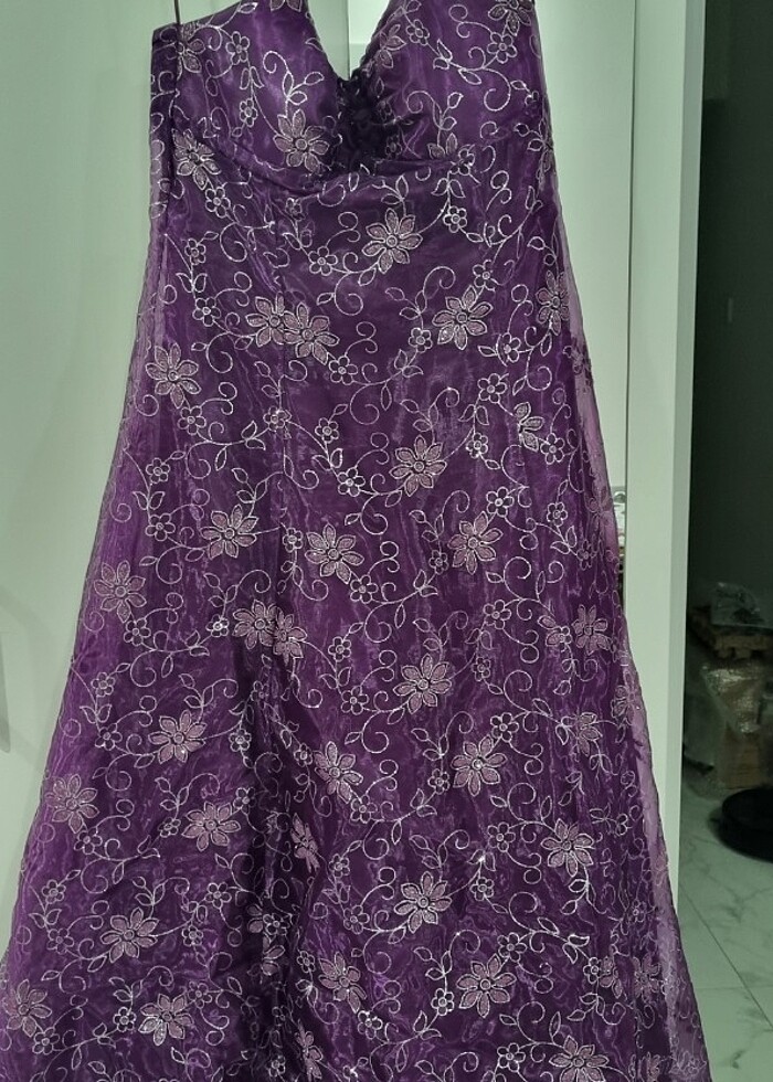 Mor renkte üzerinde gumus renkte sim detayları bulunan abiye - Görsel 4