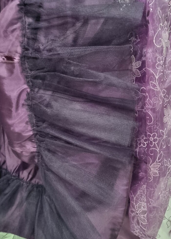 Mor renkte üzerinde gumus renkte sim detayları bulunan abiye - Görsel 5