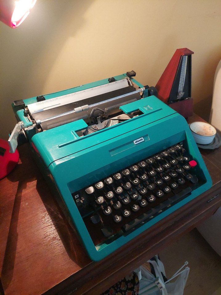 Turkuaz Renkli Eski Daktilo - Görsel 4