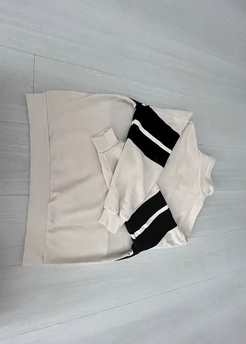 Beyaz V Yaka Kadın Kısa Kollu Sweatshirt - Görsel 5