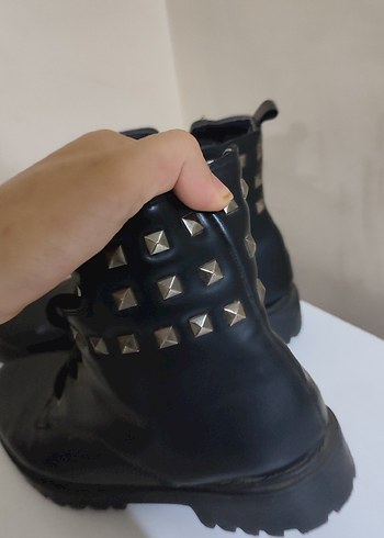 Derimod Kemer Detaylı Siyah Deri Punk Botlar