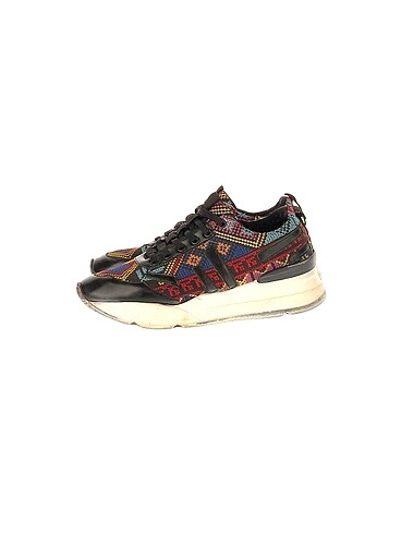 PreLoved Spor Ayakkabı %70 İndirimli.