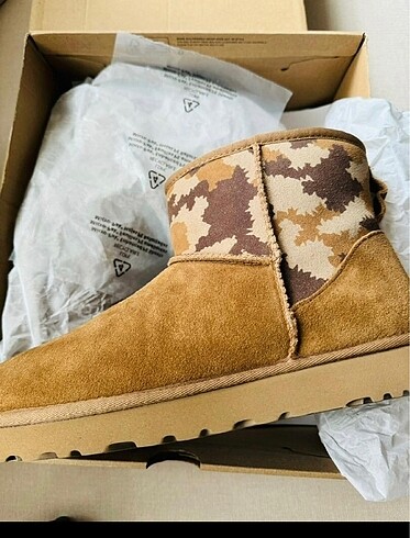 Ugg Kutusunda UGG bot Classic Mini Jagged