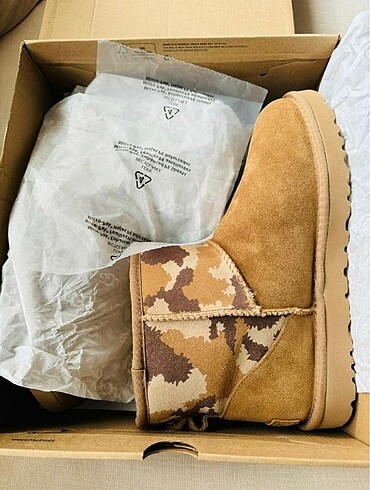 Kutusunda UGG bot Classic Mini Jagged