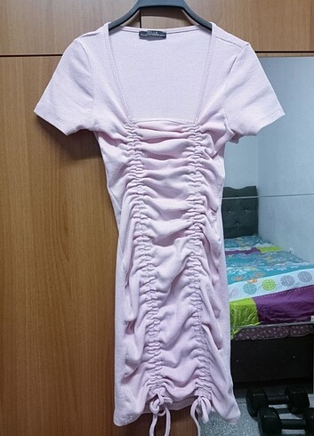 Pembe elbise