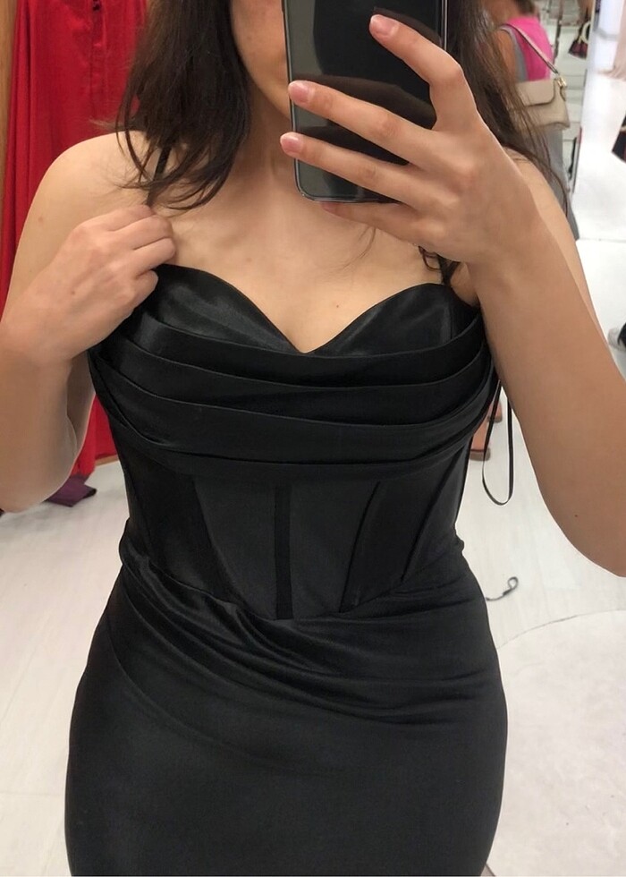 Siyah Saten Kalp Yaka Sırt Dekolteli Abiye - Görsel 2