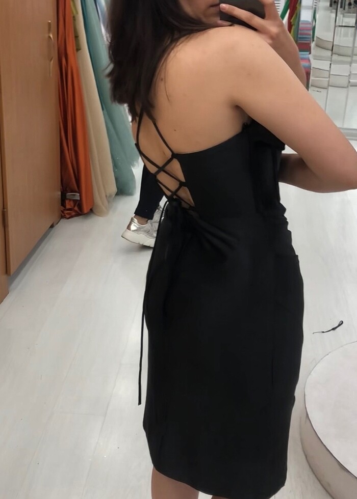 Siyah Saten Kalp Yaka Sırt Dekolteli Abiye - Görsel 3