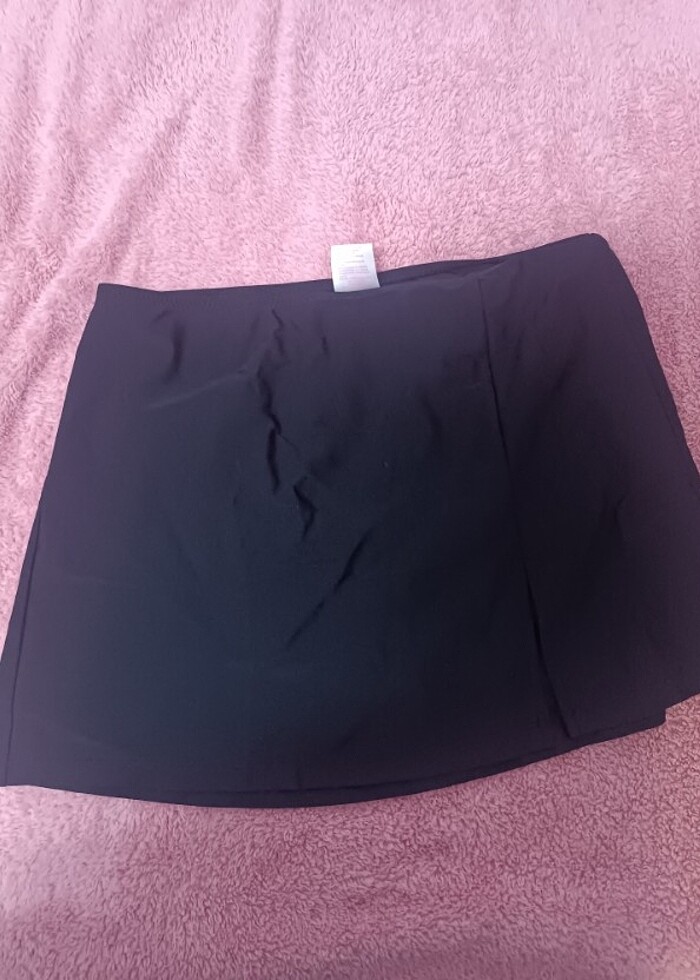 Siyah saten küçük yırtmaçlı mini etek - Görsel 2