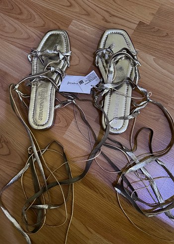 Stradivarius Altın Renkli ip Detaylı Sandalet