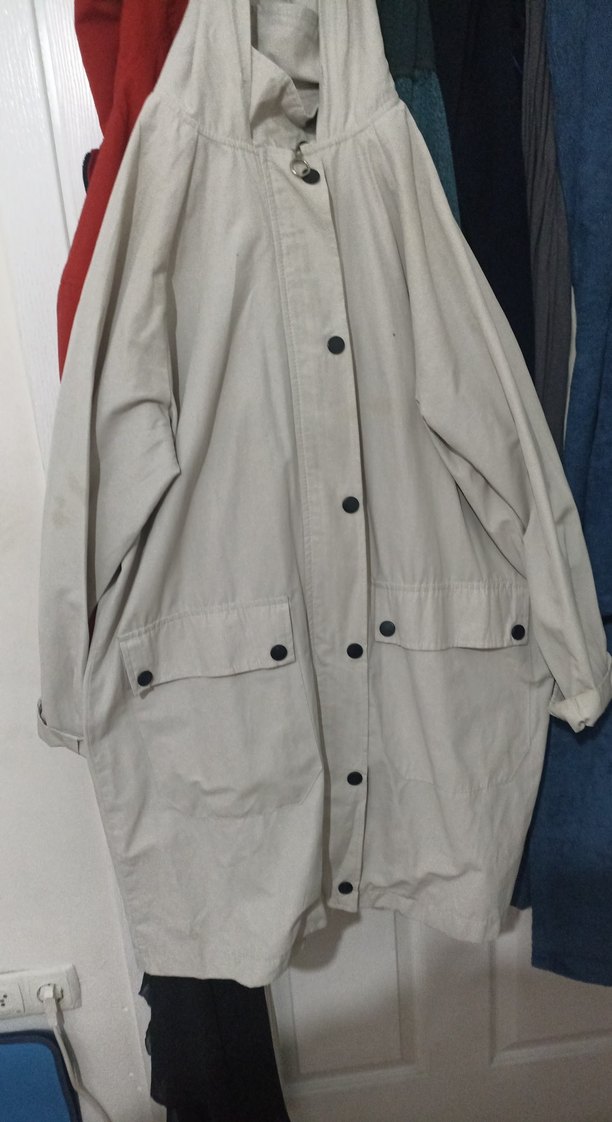 Uzun Bej Düğmeli Midi Kadın Yağmurluk - Görsel 3