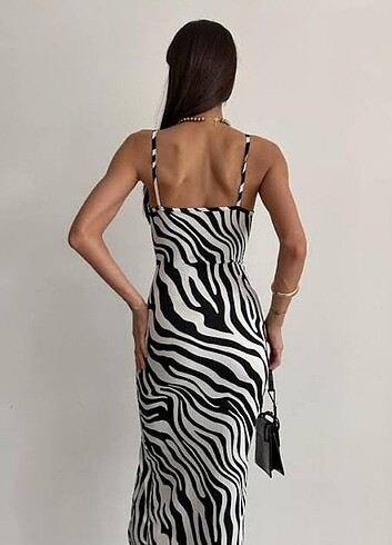 Zebra desenli yırtmaçlı elbise