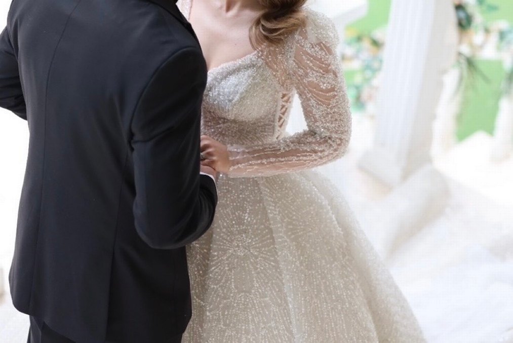 UZUN KOLLU V YAKA TAŞLI TASARIM GELİNLİK - Görsel 4