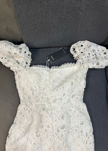 38 Beden Dantel İşlemeli Midi Straplez Elbise