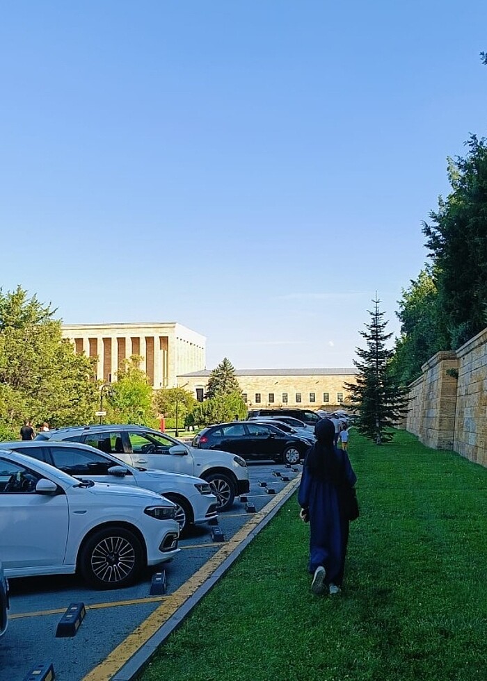 Önü dantelli lacivert tesettür elbise - Görsel 5