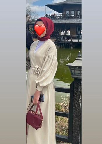 beli çiçek detaylı kemerli elbise