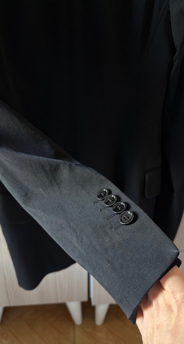 Şıklığın Simgesi: Siyah Tek Düğmeli Blazer Ceket — görsel 3/4